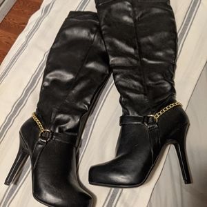 New black chain detail boots